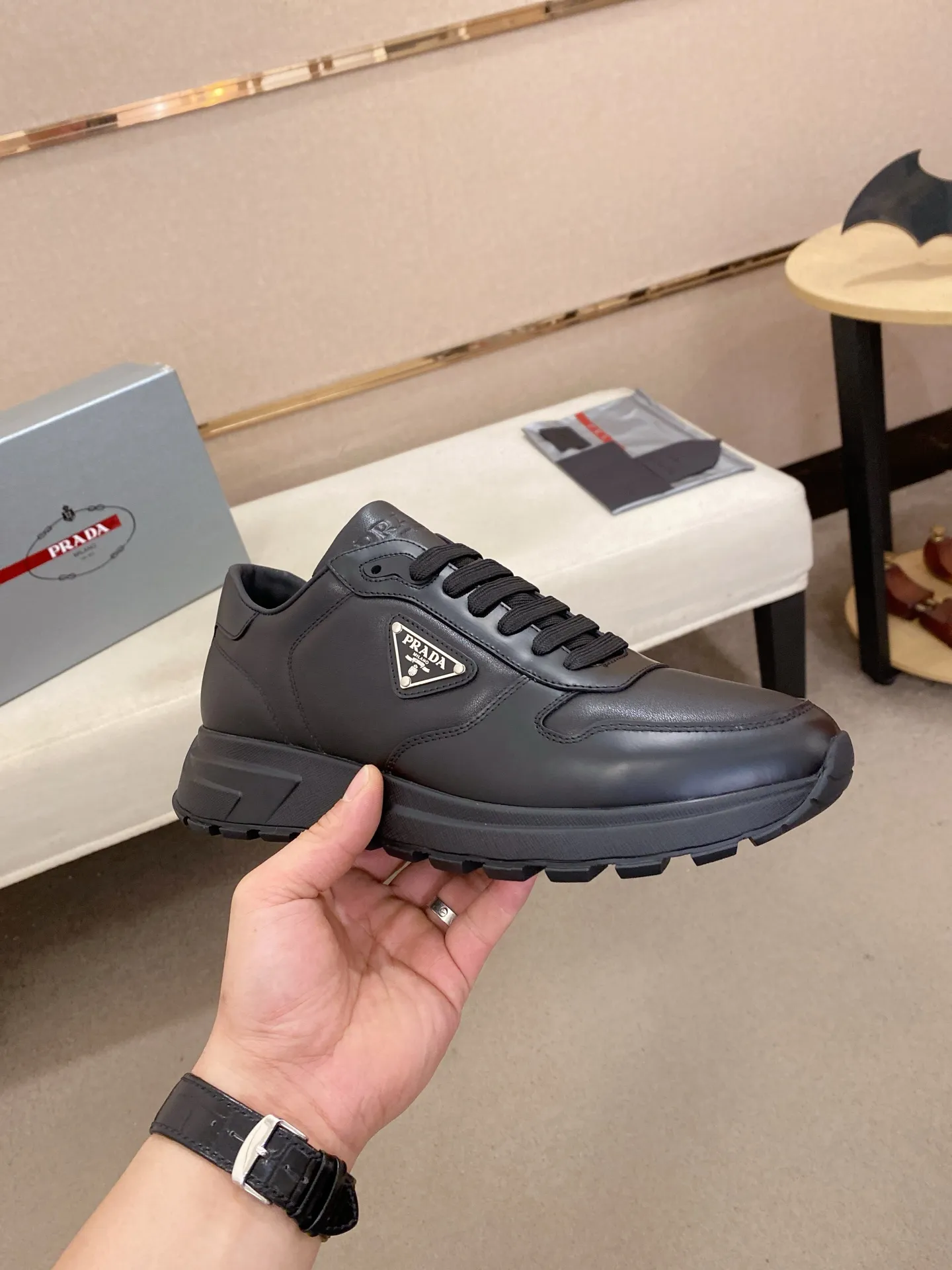 Factory price 540💰 ✔️✔️✔️High version High-quality new PRADA counters are on the market at the same time. The new men's shoes and 😘fabrics are selected from imported first-layer cowhide and are made by pure handcrafts. Lining: Full cowhide lining. 👍🏿 High-end ☄️ air-cushion molded anti-slip rubber outsole, exquisite lines, simple and elegant, comfortable and high-end for leisure travel. Code number: 38 to 44